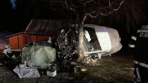 Das Fahrzeug stürzte über eine Böschung und wurde von einem Baum gestoppt.