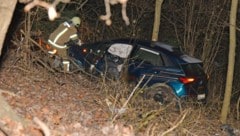 20 Meter unterhalb der Straße kam das Auto im Wald zum Stillstand.