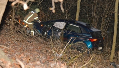 20 Meter unterhalb der Straße kam das Auto im Wald zum Stillstand.