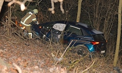 20 Meter unterhalb der Straße kam das Auto im Wald zum Stillstand.