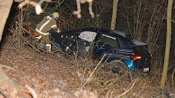 20 Meter unterhalb der Straße kam das Auto im Wald zum Stillstand.