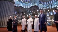 Papst Leo XIV. (Mitte) mit Muezzin Musa Asgin Tunca (dritter von links), Istanbuls Mufti ...