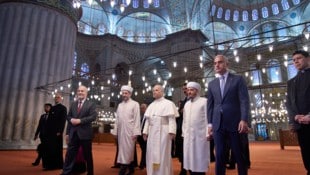 Papst Leo XIV. (Mitte) mit Muezzin Musa Asgin Tunca (dritter von links), Istanbuls Mufti ...