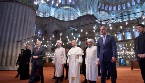 Papst Leo XIV. (Mitte) mit Muezzin Musa Asgin Tunca (dritter von links), Istanbuls Mufti ...