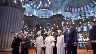 Papst Leo XIV. (Mitte) mit Muezzin Musa Asgin Tunca (dritter von links), Istanbuls Mufti ...