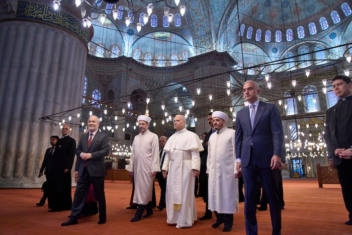 Papst Leo XIV. (Mitte) mit Muezzin Musa Asgin Tunca (dritter von links), Istanbuls Mufti ...