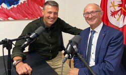 U1-Moderator Vitus Amor (links) beim Interview mit LH Anton Mattle.