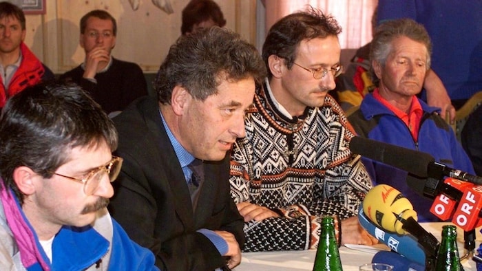 Anton Mattle (2. von rechts) nach dem Unglück 1999 in Galtür mit dem damaligen LH Wendelin ...