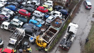 Bei einer gezielten Schwerpunktaktion in Neunkirchen wurden 200 Alt-Karossen sichergestellt und ...