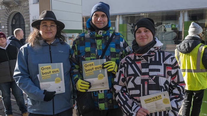 Andreas, Kevin und Robert (v.l.) stiegen um 5.02 Uhr in die erste Bim, die offiziell über die ...