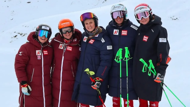 Nina Ortlieb (M.) beim Training in Hippach mit Anna Schilcher, Leonie Zegg, Ricarda Haaser und ...