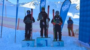 Der Kleinwalsertaler Leo Heim (M.) konnte sich in Hippach vor Valentin Pöll (l.) und Justin ...