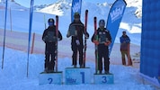 Der Kleinwalsertaler Leo Heim (M.) konnte sich in Hippach vor Valentin Pöll (l.) und Justin ...