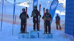 Der Kleinwalsertaler Leo Heim (M.) konnte sich in Hippach vor Valentin Pöll (l.) und Justin ...