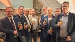 Nach den letzten Unterschriften der Verträge wurde, versteht sich, mit dem „wiederbelebten“ ...