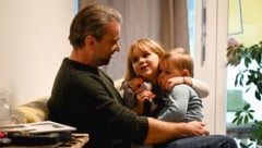 Papa Michael mit dem schwer beeinträchtigten Ben (3) und Tochter Emma (5) 