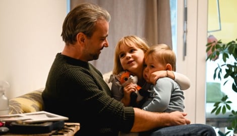 Papa Michael mit dem schwer beeinträchtigten Ben (3) und Tochter Emma (5) 