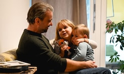Papa Michael mit dem schwer beeinträchtigten Ben (3) und Tochter Emma (5) 
