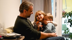 Papa Michael mit dem schwer beeinträchtigten Ben (3) und Tochter Emma (5) 