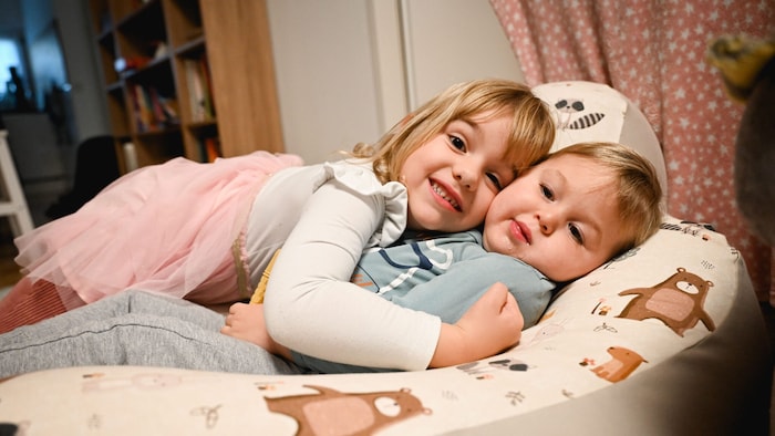 Die große Schwester liebt den kleinen Bruder innig