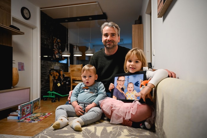 Emma (5), hält ein Foto mit ihrer verstorbenen Mama im Arm.