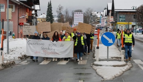 Der Demozug ging über die für Autos gesperrte Wolfgangsee Straße. Neben den lauten Protesten ...