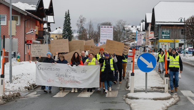 Der Demozug ging über die für Autos gesperrte Wolfgangsee Straße. Neben den lauten Protesten ...
