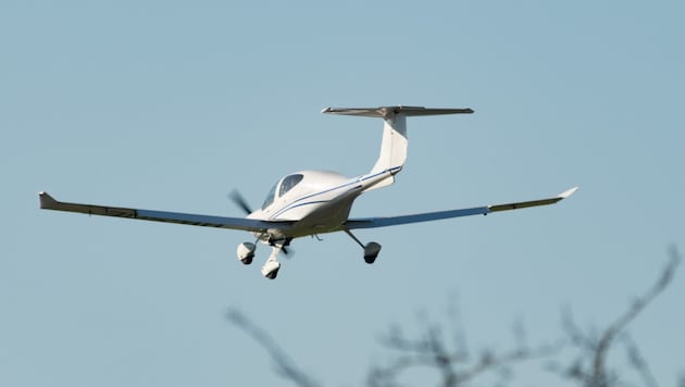 Das Flugzeug wird derzeit von der Straße entfernt. (Symbolbild)