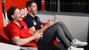 Die Eishockey-Cracks David Maier (li.) und Thomas Vallant hatten beim Playstation-Duell jede ...