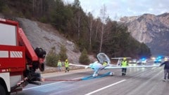 Das Flugzeug wurde von der Feuerwehr abgeschleppt.