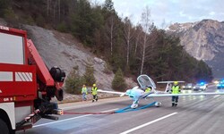 Das Flugzeug wurde von der Feuerwehr abgeschleppt.