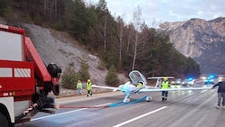 Das Flugzeug wurde von der Feuerwehr abgeschleppt.