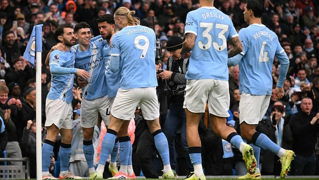 Phil Foden (2. von links) schoss ManCity zum Sieg.