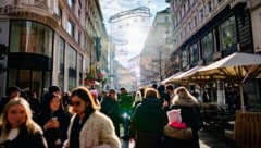 Viele Passanten, aber die Einkaufstraßen waren nicht übervoll, wie dieses Bild von Samstag aus ...