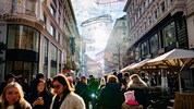 Viele Passanten, aber die Einkaufstraßen waren nicht übervoll, wie dieses Bild von Samstag aus ...