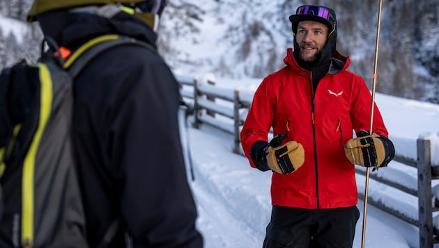 Stefan Voitl (re.) erklärt im Rahmen des Praxistages in Rauris, wie Suche und Bergung im ...