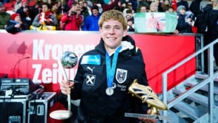 Johannes Moser präsentierte beim Empfang auf dem ÖFB-Campus in Wien seine Trophäen als bester ...