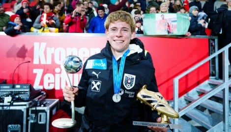 Johannes Moser präsentierte beim Empfang auf dem ÖFB-Campus in Wien seine Trophäen als bester ...