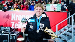 Johannes Moser präsentierte beim Empfang auf dem ÖFB-Campus in Wien seine Trophäen als bester ...