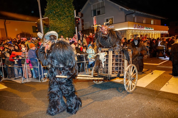 Mehr als 1000 Krampusse waren am Samstagabend im Salzburger Stadtteil Gnigl mit dabei.