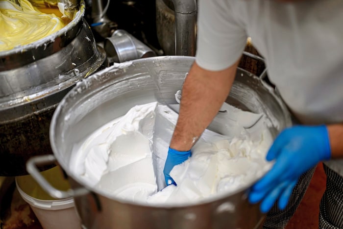 An manchen Prozessen ist noch immer ehrliche Handarbeit vonnöten.