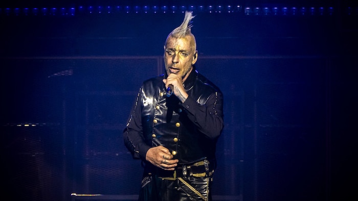 Zackiger Iro, martialisches Äußeres und die bekannten Posen beim Performen: Till Lindemann – als ...