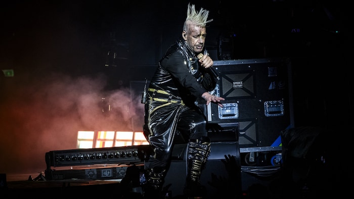 Lichteffekte, viel Laser, aber kein Feuer und keine Explosionen. Bugetär ist Lindemann solo ...