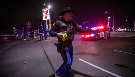 Einsatzkräfte sperren den Tatort in der Stadt Stockton ab. 