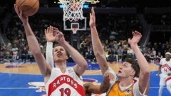 Jakob Pöltl (li.) im DUell mit Ryan Kalkbrenner von den Charlotte Hornets