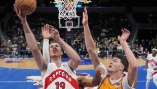 Jakob Pöltl (li.) im DUell mit Ryan Kalkbrenner von den Charlotte Hornets