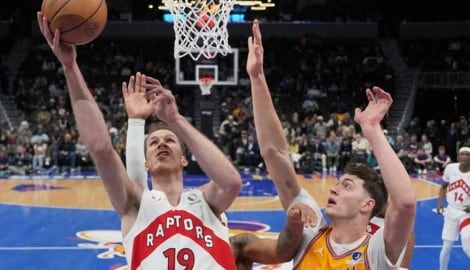 Jakob Pöltl (li.) im DUell mit Ryan Kalkbrenner von den Charlotte Hornets