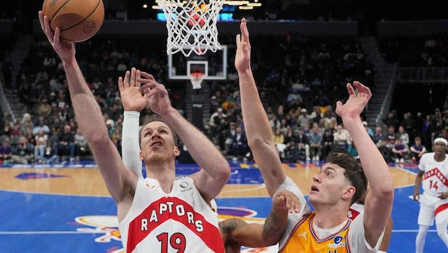 Jakob Pöltl (li.) im DUell mit Ryan Kalkbrenner von den Charlotte Hornets