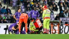 Austrias Manprit Sarkaria wurde mit einer Trage abtransportiert.