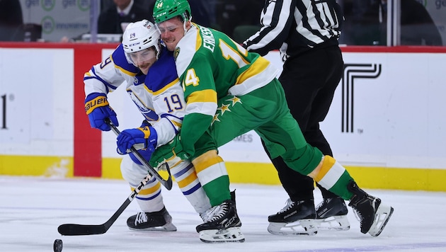 Peyton Krebs (li., Nr. 19) von den Buffalo Sabres im Duell mit Joel Eriksson Ek von den ...